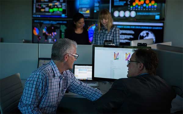Twee software-ontwikkelaars in een Dell datacenter
