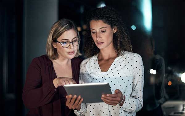 Twee vrouwen gebruiken een Dell tablet