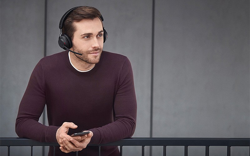 Een man telefoneert met een Evolve2 65 headset