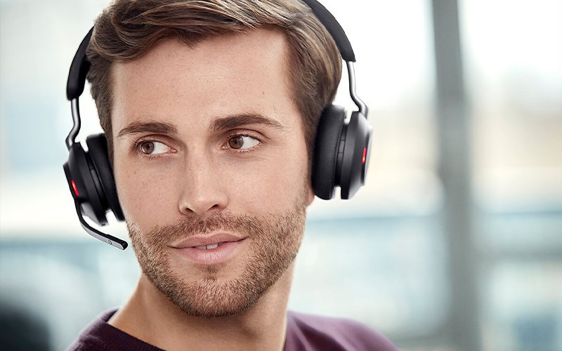 Een jonge man draagt de Evolve2 65 headset