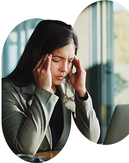 Een vrouw concentreert zich