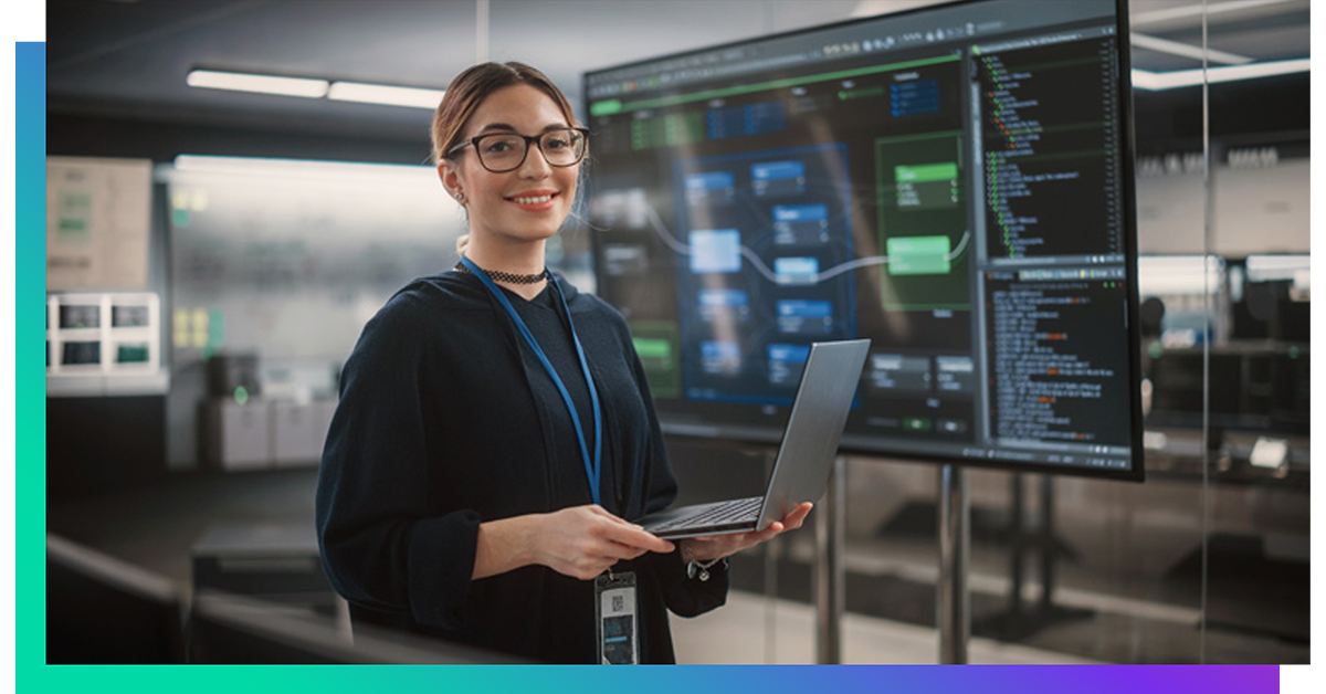 Zakelijke professional aan het schrijven aan zijn bureau in zijn thuiskantoor