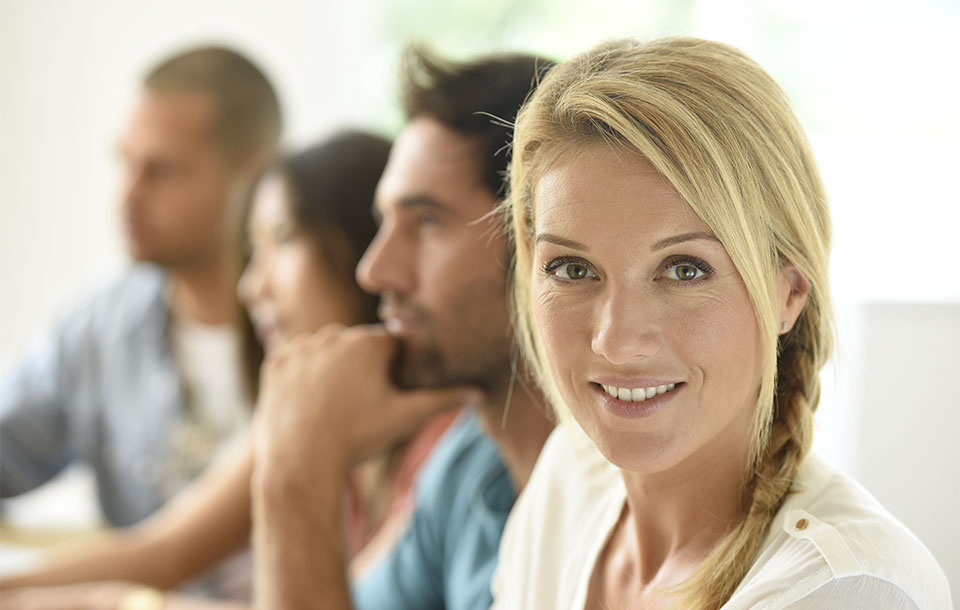 Een glimlachende blonde vrouw