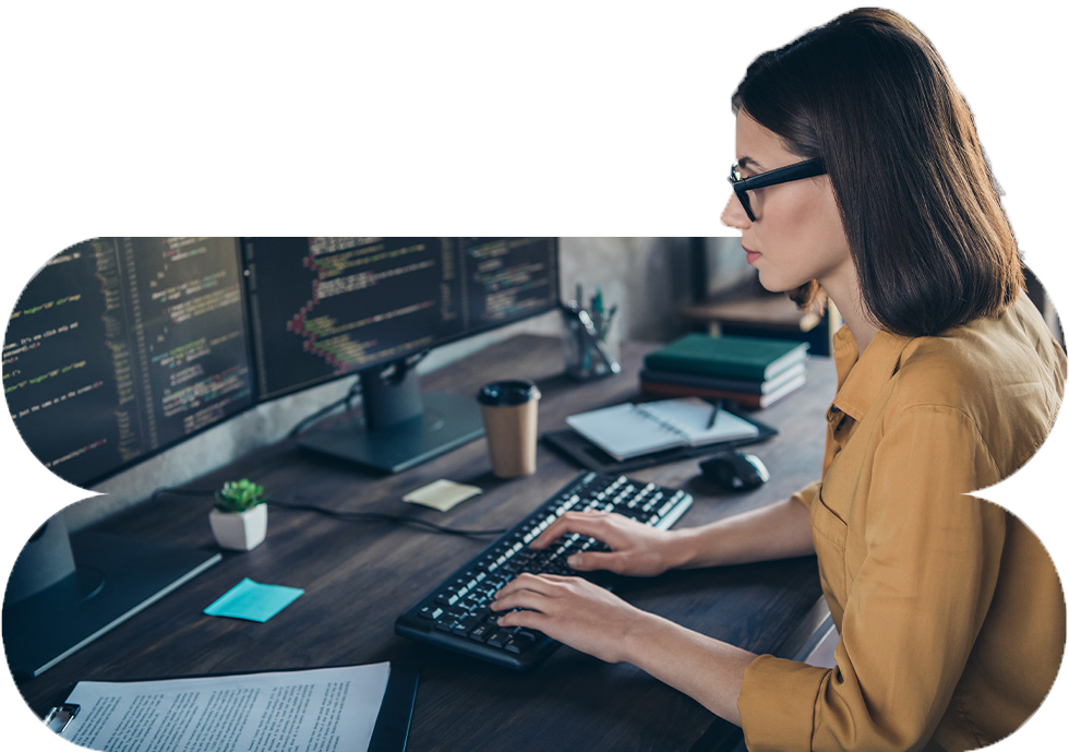 Vrouw werkt op een PC