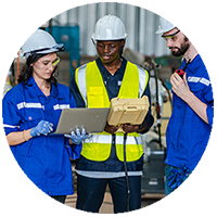 Drie werknemers in een fabriek met een tablet