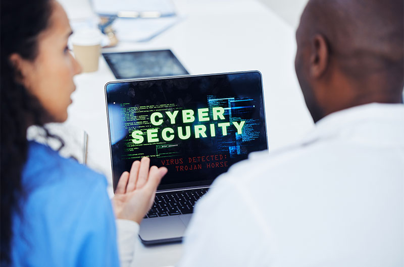 Twee artsen praten over cyber security