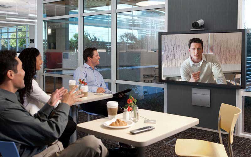 Drie mannen videovergaderen met Cisco WebEx