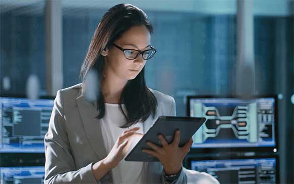 Een vrouw bekijkt de Cisco Security Enterprise-licentieovereenkomst op haar tablet