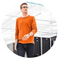 Man in oranje op kantoor