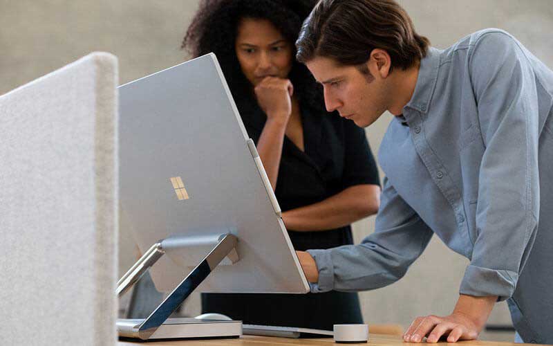 Twee designers werken met een Surface Studio 2