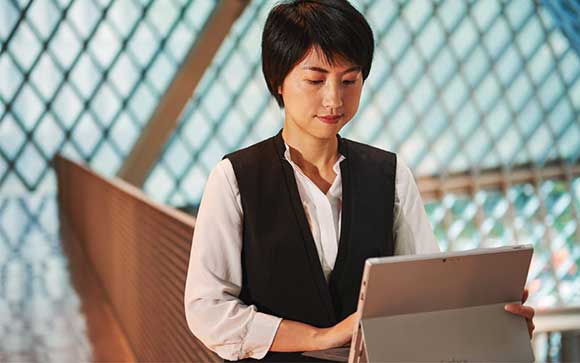 Een zakenvrouw werkt op een Microsoft Surface device