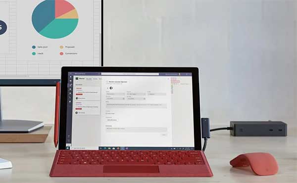 Surface Pro 7+ naast een monitor op een bureau