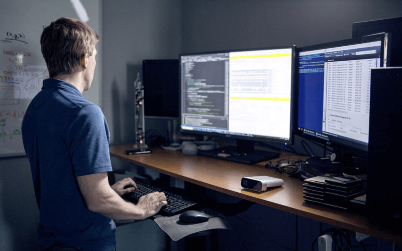 Een developer werkt met Microsoft Azure Kinect