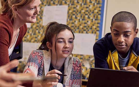 Kinderen volgen les op een laptop