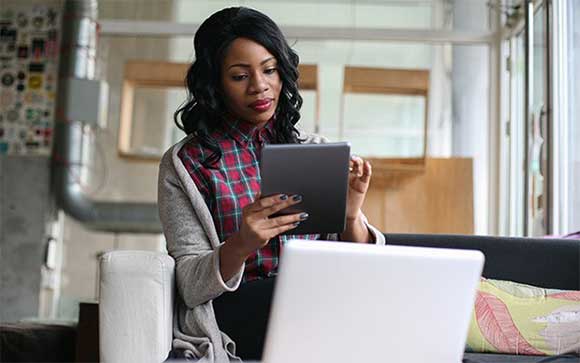 Een vrouw werk op haar tablet