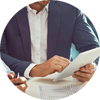Een zakenman leest papieren documenten