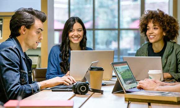 Drie collega's werken met Microsoft Surface devices