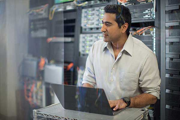 Een engineer werkt in een Cisco Unified Data Center