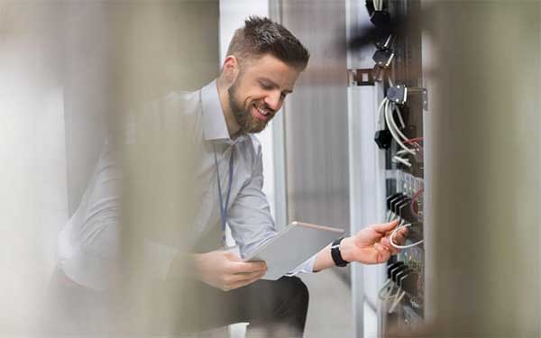 Een techneut aan het werk in een Cisco Data Center