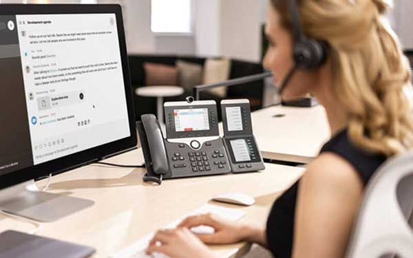 Een vrouwlijke medewerker gebruikt Cisco Webex Calling