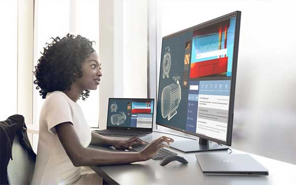 Een jonge vrouw ontwerpt op een Dell monitor
