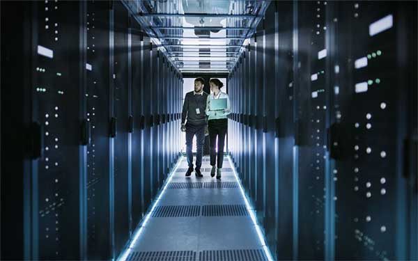 Twee IT-netwerkspecialisten lopen door een datacenter