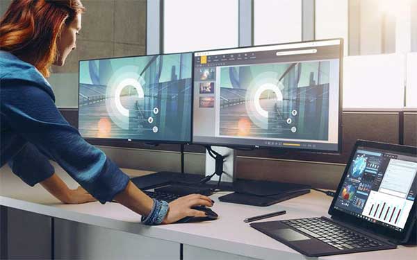 Een vrouw werkt met Dell monitoren
