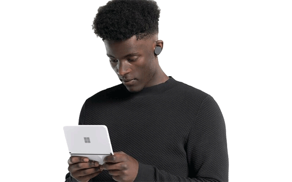 Een  man werkt met cloudapplicaties op een Surface Duo