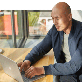 Een man werkt op een Surface Laptop met Chip to Cloud beveiliging