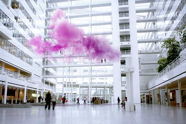 Een modern kantoorgebouw met een cloud