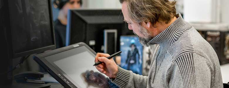 Een man werkt op een digitaal canvas