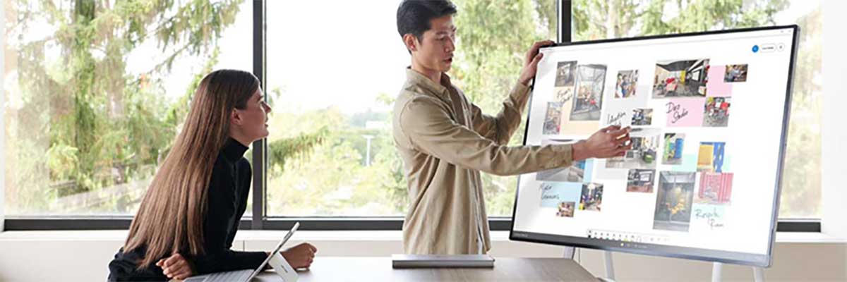 Twee collega's werken met een Surface Hub 2S