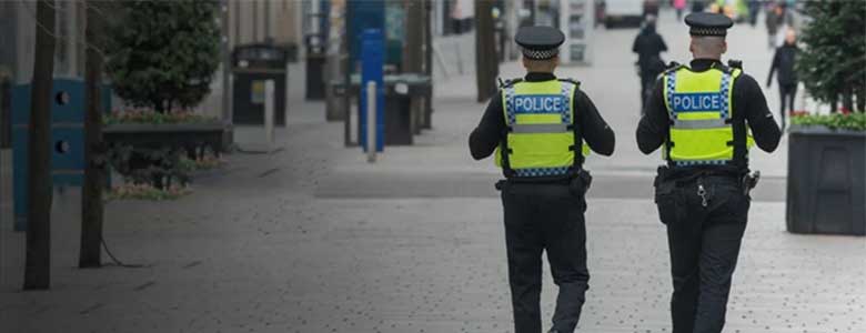 Twee Britse politie agenten lopen op straat