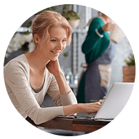 Een eigenaresse van een bloemenzaak achter haar laptop