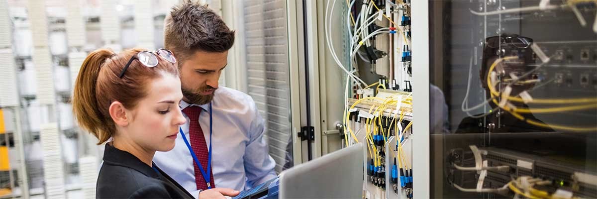 Twee IT-experts installeren VMware Workspace ONE