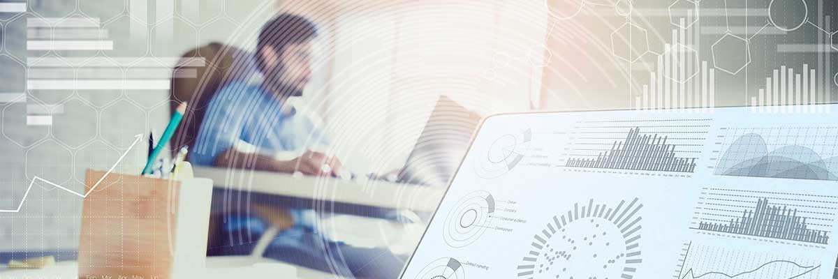 Een mannelijke medewerker werkt met nieuwe technologie