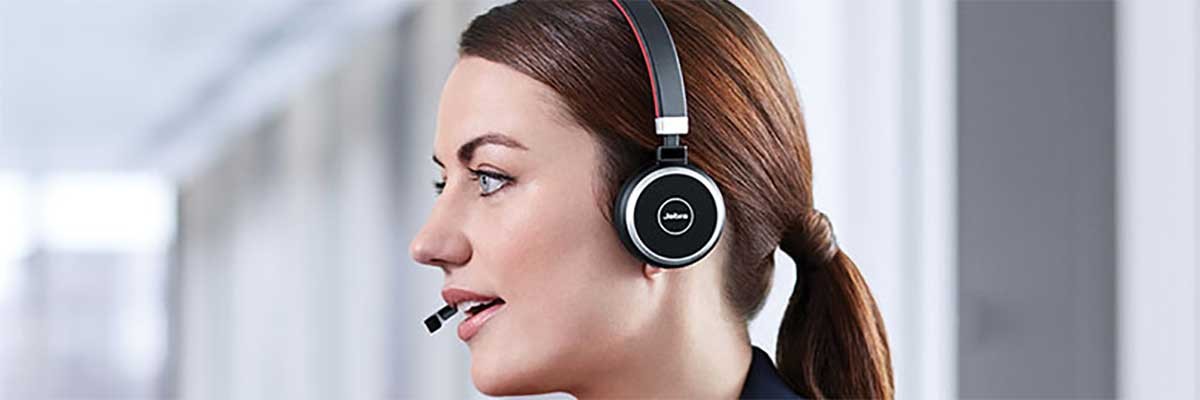 Eeen jonge vrouw draagt een Jabra Evolve headset