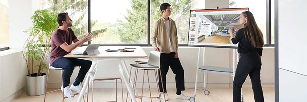 Jonge werknemers werken met de Surface Hub 2S