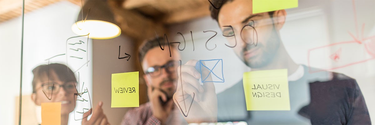 Een team brainstorm met postit stikkers