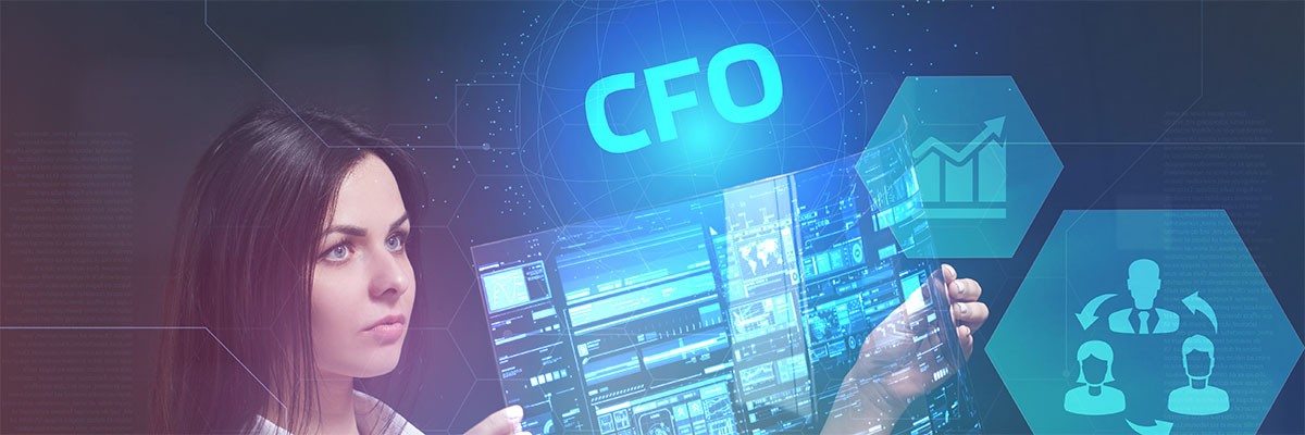 Een vrouwlijke CFO krijgt inzicht in processen