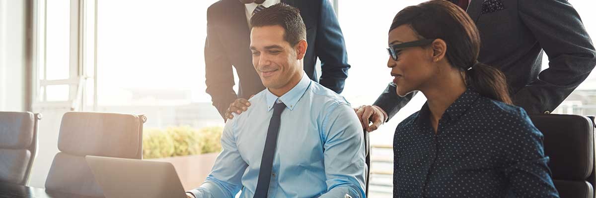 Werknemers van verchillende generaties vormen een hecht team