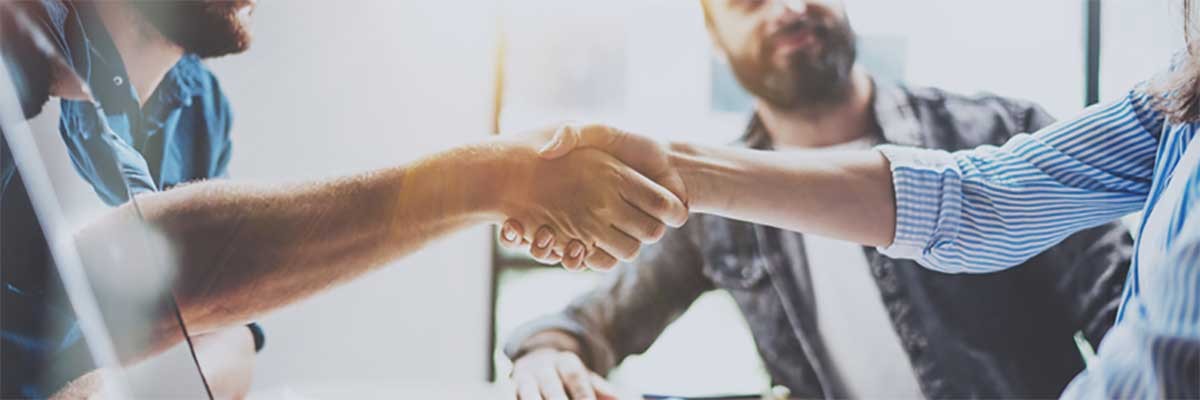 drie mannen zijn tevreden over Microsoft 365