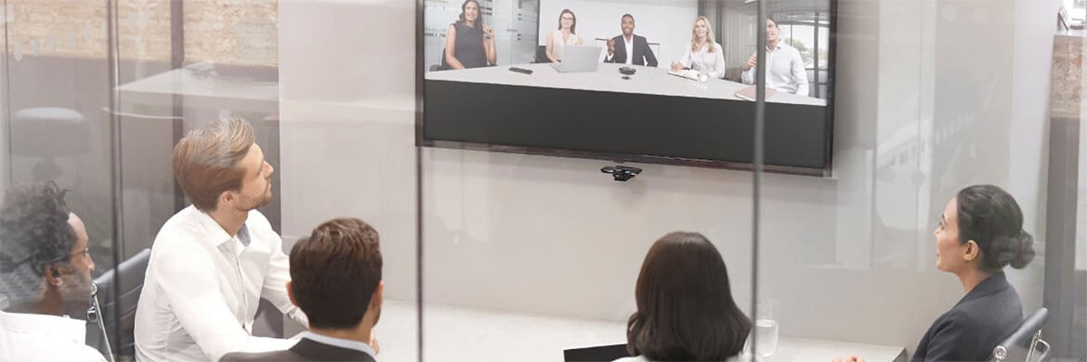 Zakenmensen vergaderen met een Jabra PanaCast