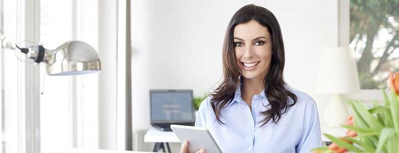 Een zakenvrouw bekijkt het webinar Futureproof met Insight IDW