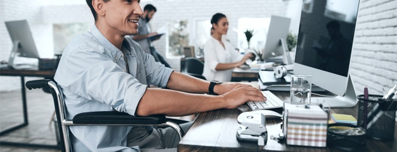 Een mannelijke medewerker communiceert via Microsoft Teams