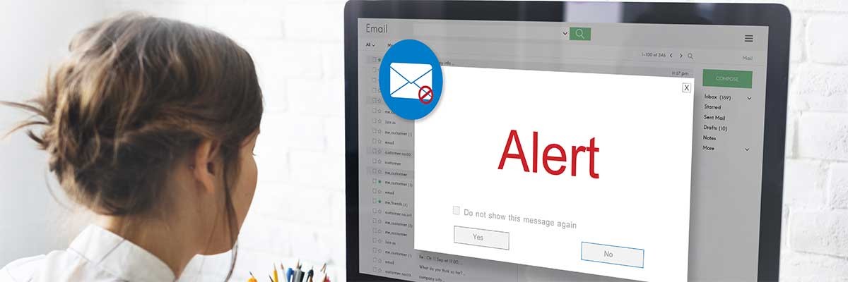 Een vrouwlijke medewerker doet de Barracuda Email Threat Scan