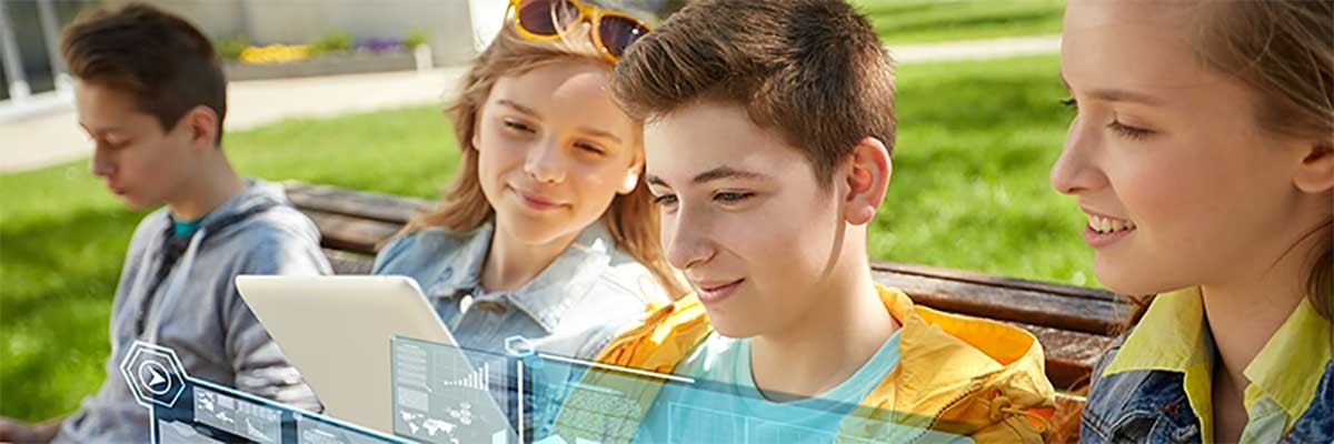 Kinderen leren met digitaal onderwijs