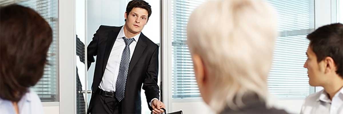 Collega’s zijn geïrriteerd doordat hun manager te laat is voor een vergadering.