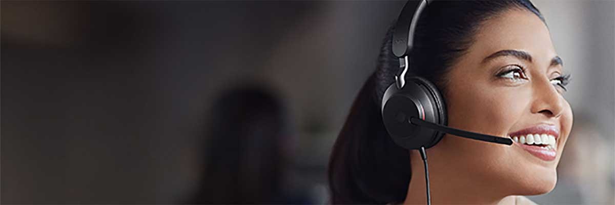 Een jonge zakenvrouw gebruikt de Jabra Evolve2 40 headset