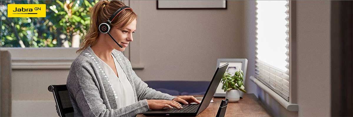 Een vrouw vergadert met een Jabra headset